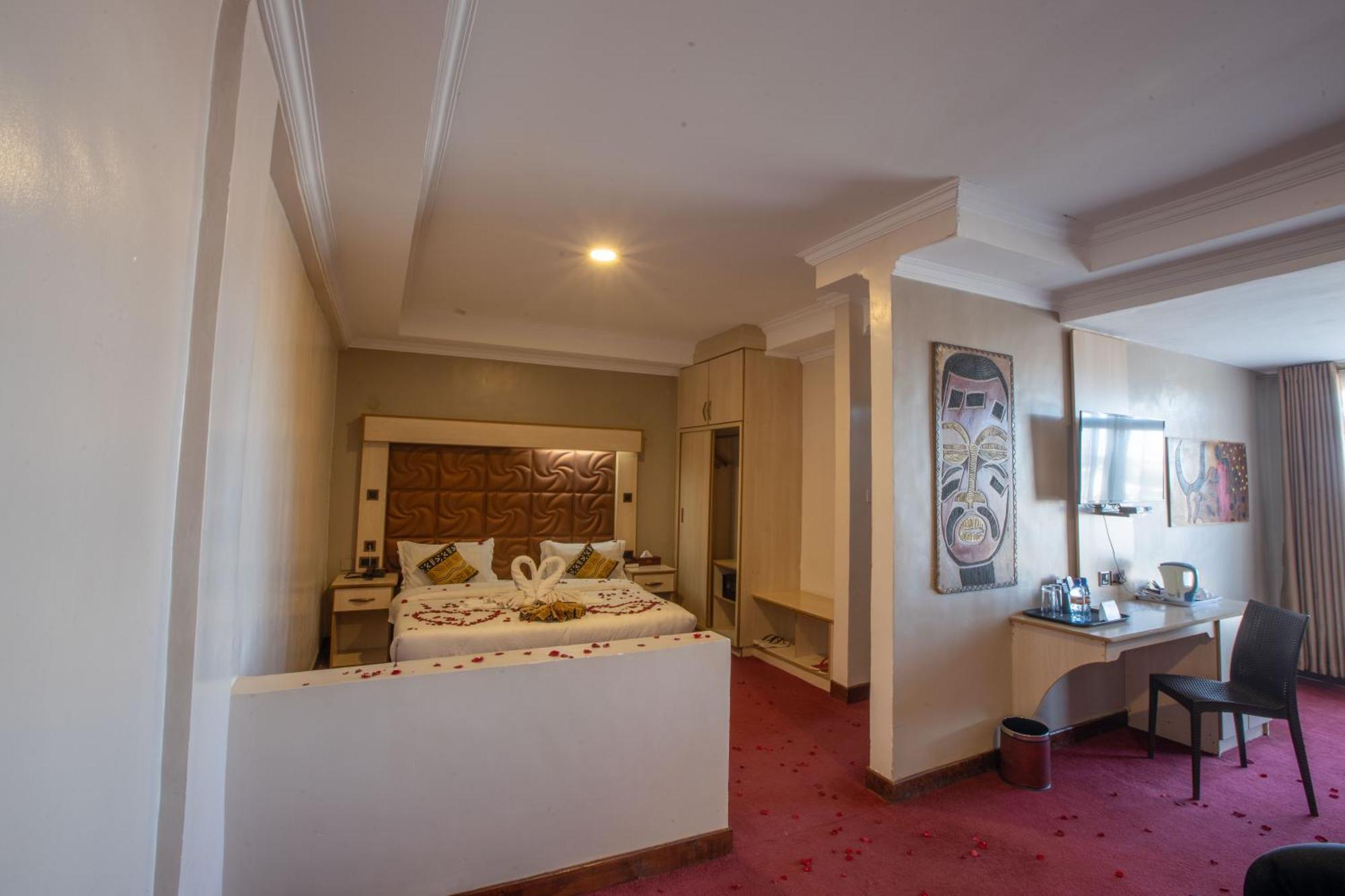 The Luke Hotel Cravers Thika Экстерьер фото