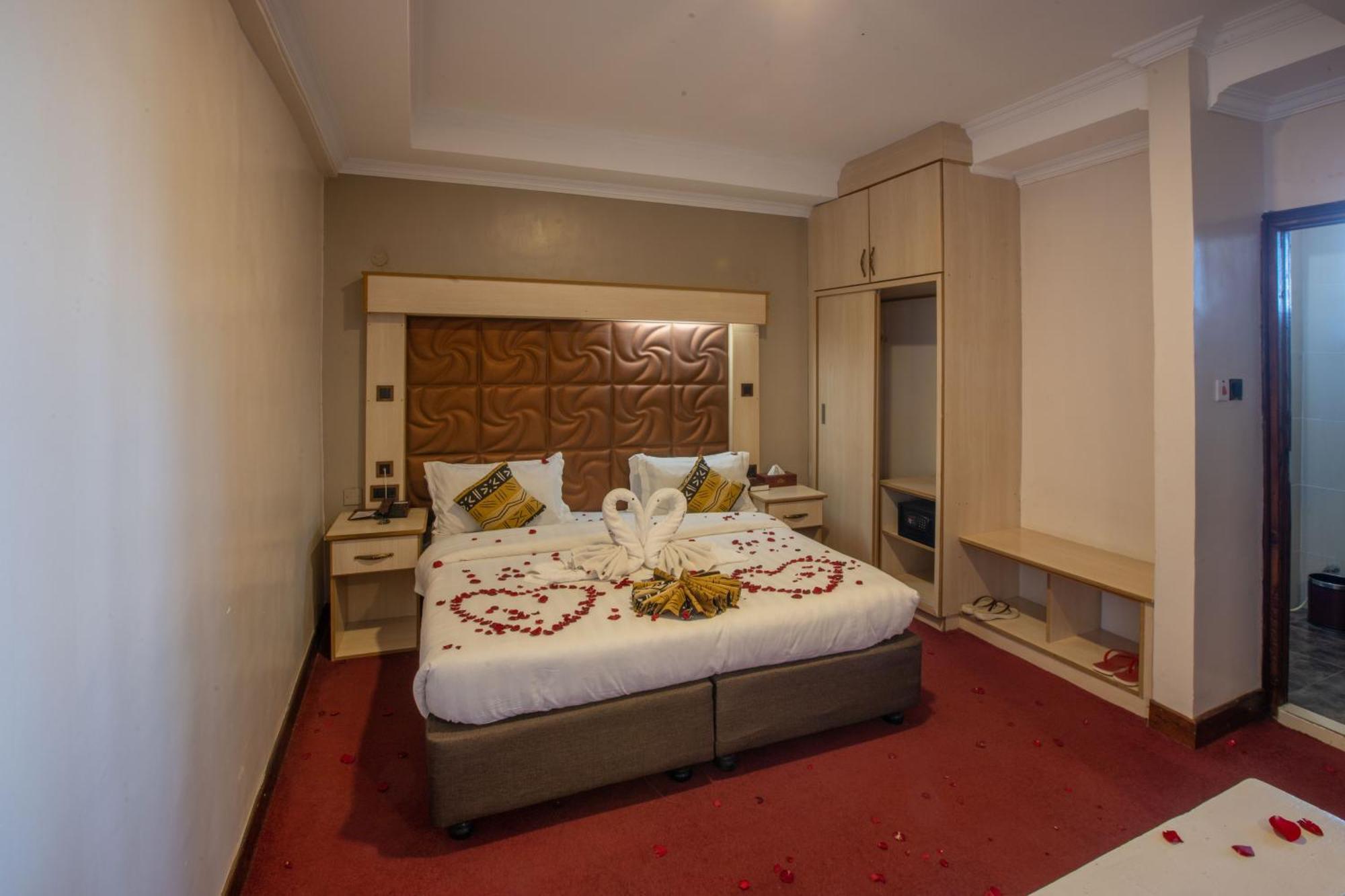 The Luke Hotel Cravers Thika Экстерьер фото